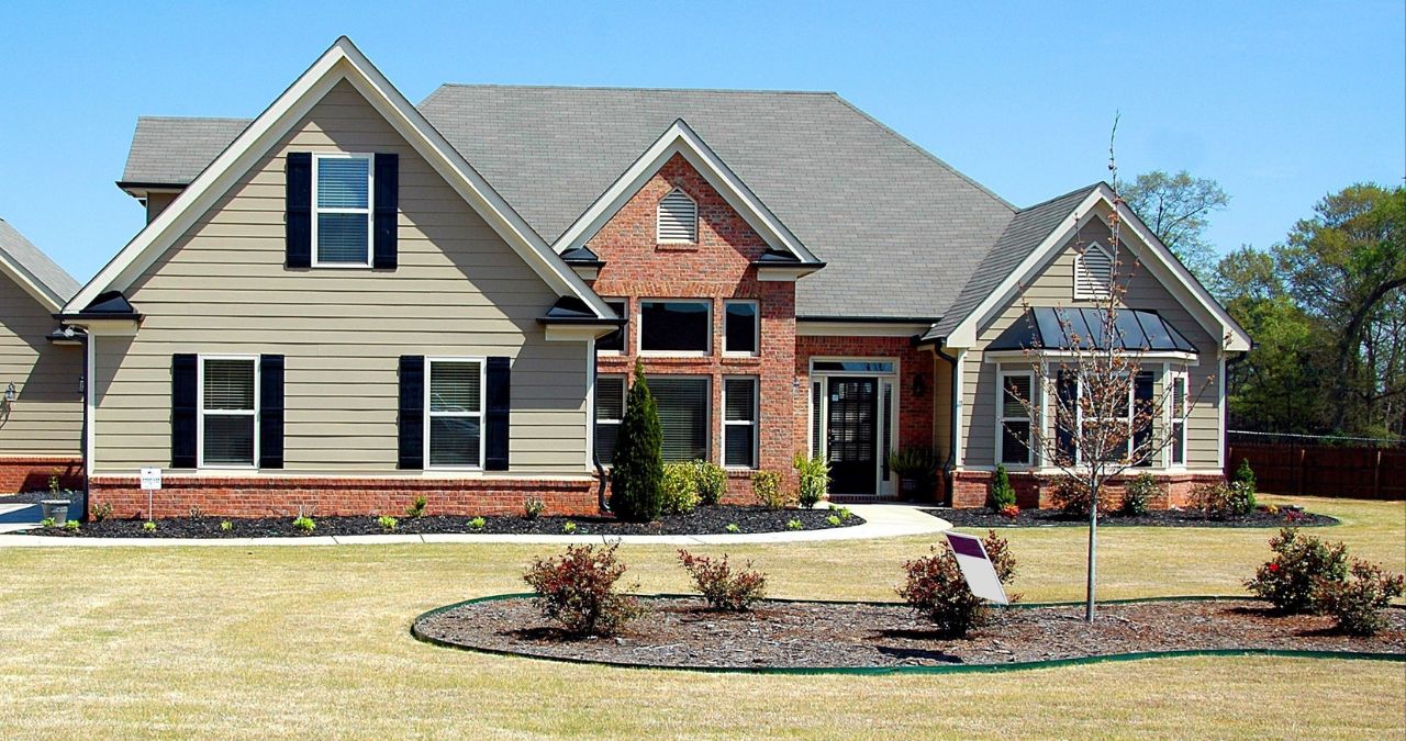 Is It Better to Put Mulch or Rocks Around a House?